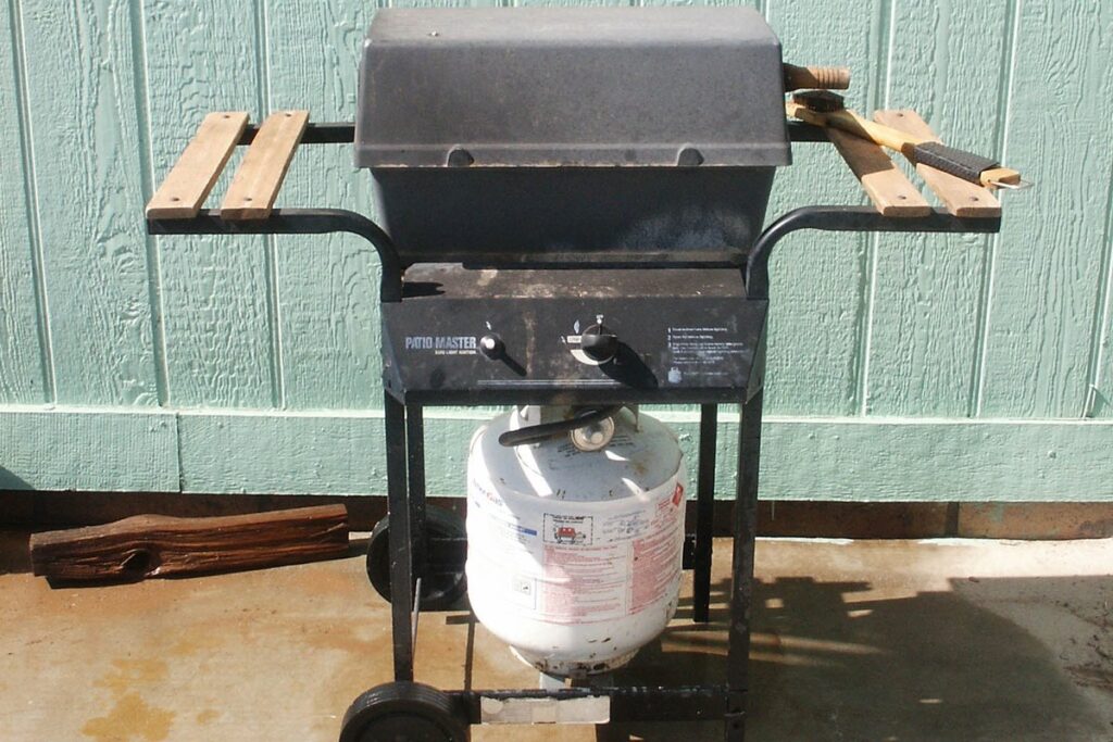 Standard single-burner propane gas grill